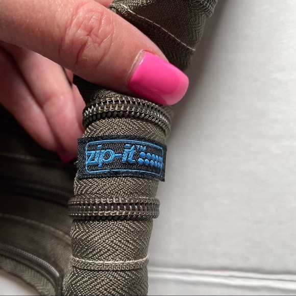 𝅺crossbody Zip-it bag, army green - Picture 3 of 6